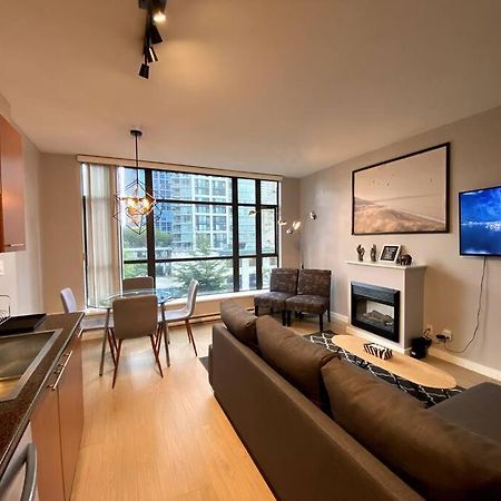 Entire Condo In Heart Of Downtown 밴쿠버 외부 사진