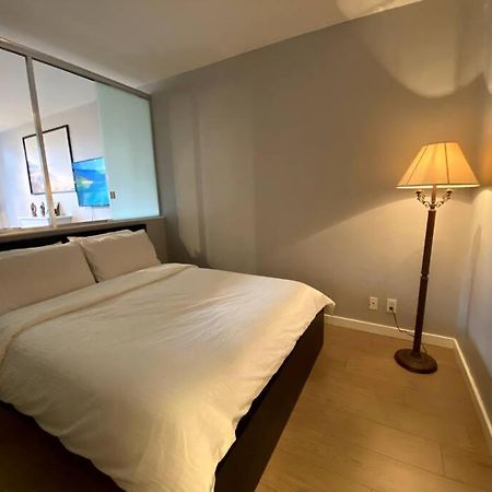 Entire Condo In Heart Of Downtown 밴쿠버 외부 사진