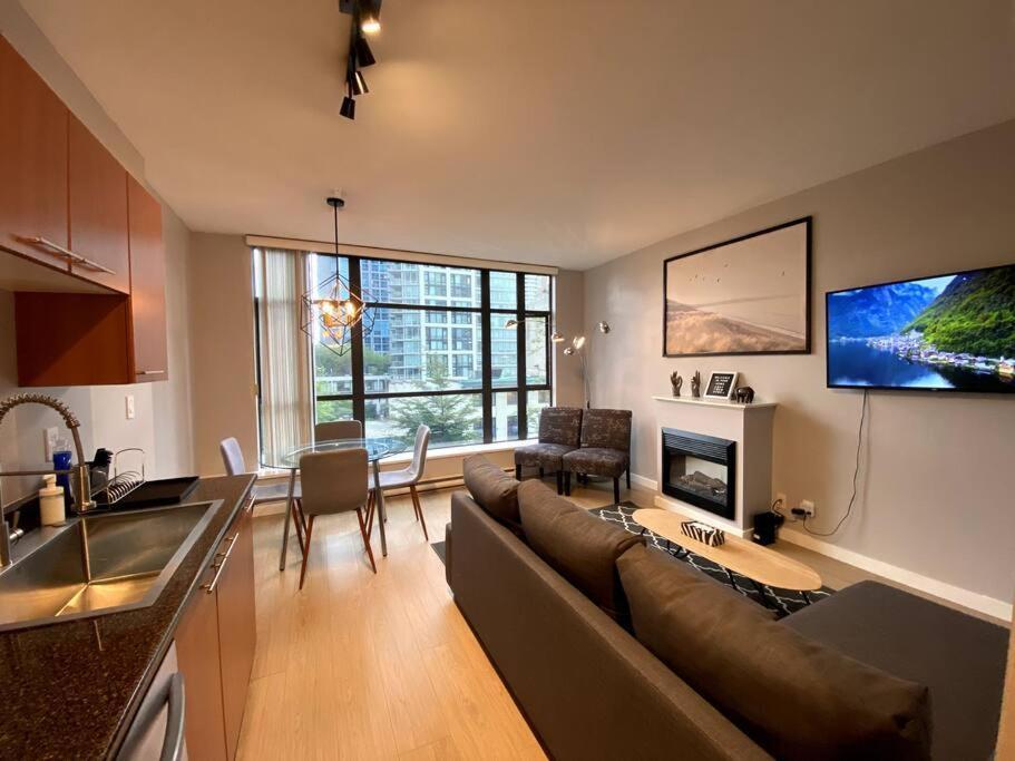 Entire Condo In Heart Of Downtown 밴쿠버 외부 사진