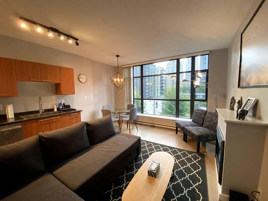 Entire Condo In Heart Of Downtown 밴쿠버 외부 사진