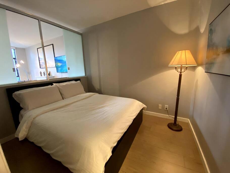 Entire Condo In Heart Of Downtown 밴쿠버 외부 사진